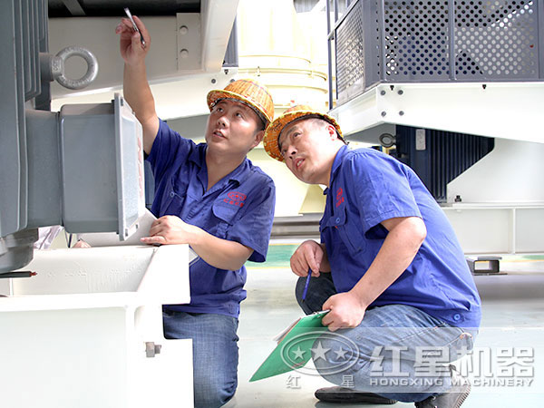 技術人員對制砂機數據記錄 技術人員對制砂機數據記錄