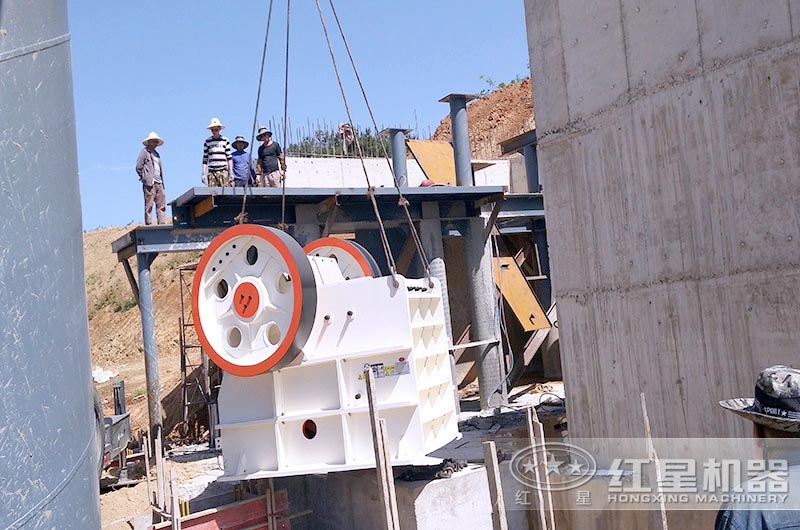 時產(chǎn)300噸鄂式破碎機(jī)生產(chǎn)現(xiàn)場 時產(chǎn)300噸鄂式破碎機(jī)生產(chǎn)現(xiàn)場