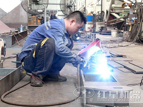 紅星錘式破碎機生產(chǎn)車間 紅星錘式破碎機生產(chǎn)車間