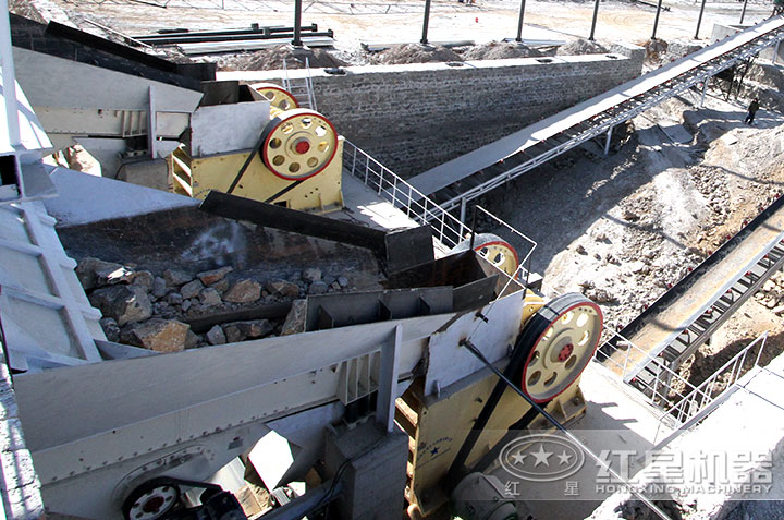 顎式破碎機作業現場 顎式破碎機作業現場