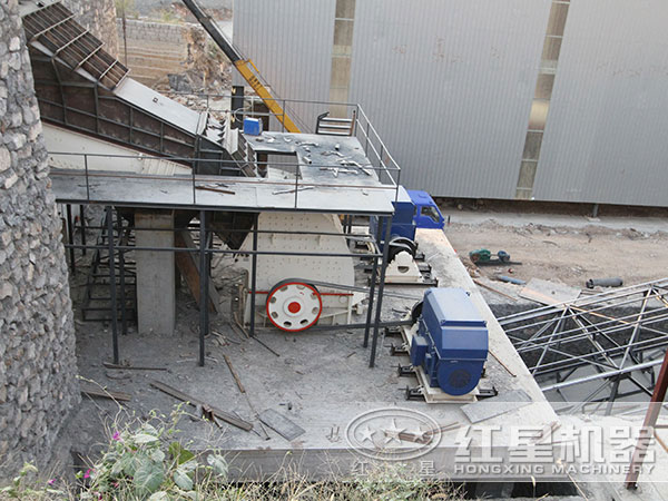 安裝、調試好投入生產的重錘頭破碎機 安裝、調試好投入生產的重錘頭破碎機