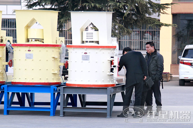 客戶來(lái)廠參觀、選購(gòu)立式復(fù)合破設(shè)備 客戶來(lái)廠參觀、選購(gòu)立式復(fù)合破設(shè)備