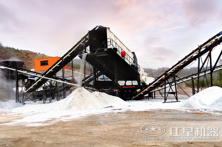 輪胎式流動破碎站工作現場 輪胎式流動破碎站工作現場