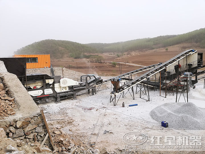 車載式破碎機(jī)作業(yè)現(xiàn)場(chǎng) 車載式破碎機(jī)作業(yè)現(xiàn)場(chǎng)