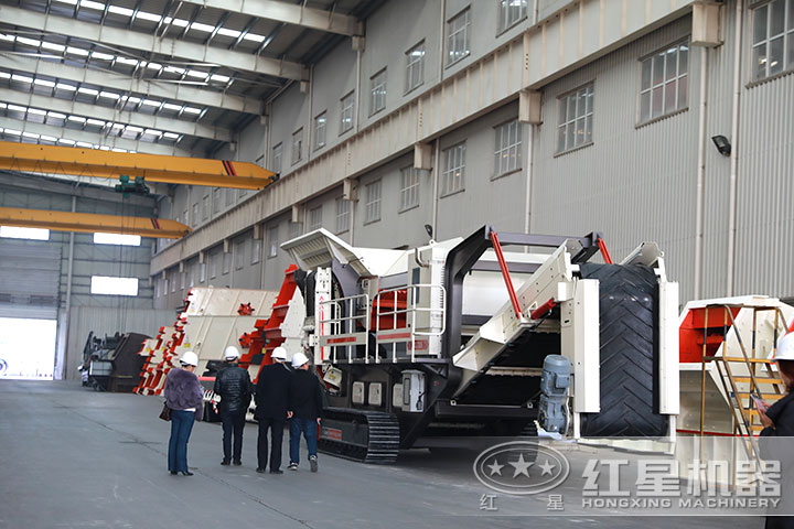 客戶到廠參觀車載式破碎機(jī) 客戶到廠參觀車載式破碎機(jī)