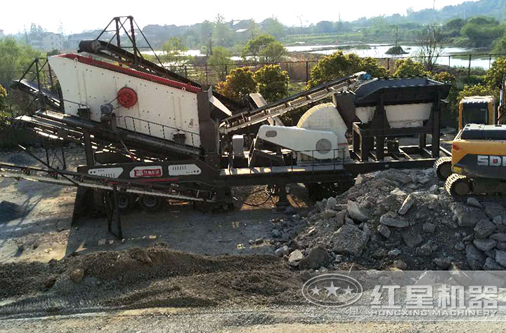 輪胎式建筑廢料粉碎機(jī)作業(yè)現(xiàn)場 輪胎式建筑廢料粉碎機(jī)作業(yè)現(xiàn)場