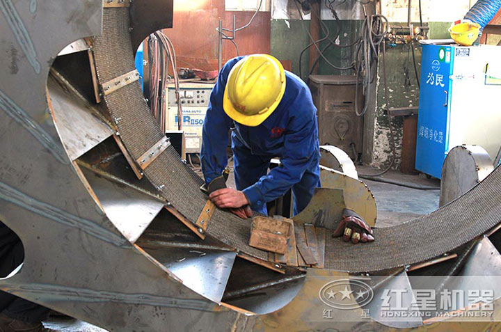 認真作業的生產人員 認真作業的生產人員