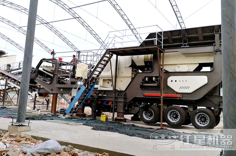 移動式粉碎機器作業現場 移動式粉碎機器作業現場