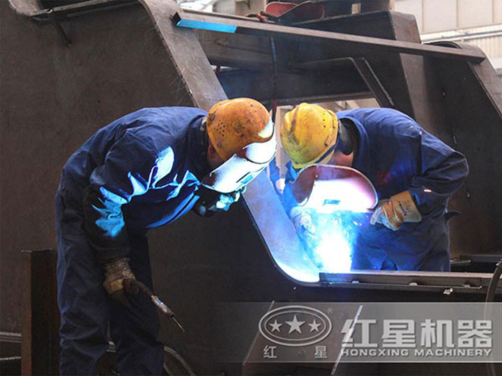 車間生產加工移動破碎機,每一臺設備都是匠心打造 車間生產加工移動破碎機,每一臺設備都是匠心打造