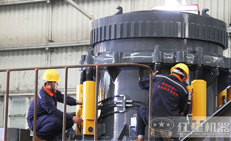 工作人員檢測圓錐破碎機,保障生產的設備都有高質量 工作人員檢測圓錐破碎機,保障生產的設備都有高質量