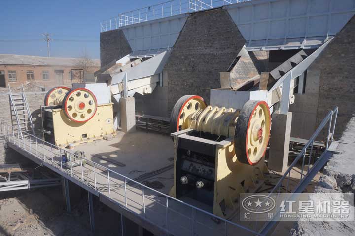 河北制砂生產現場,兩臺顎破同時有效生產 河北制砂生產現場,兩臺顎破同時有效生產