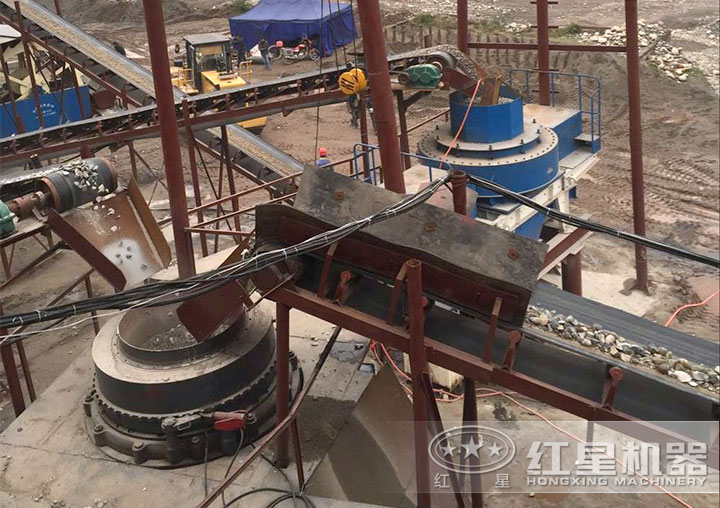 鵝卵石粉碎機作業現場 鵝卵石粉碎機作業現場