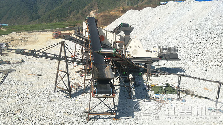 錘式移動破碎站作業現場 錘式移動破碎站作業現場