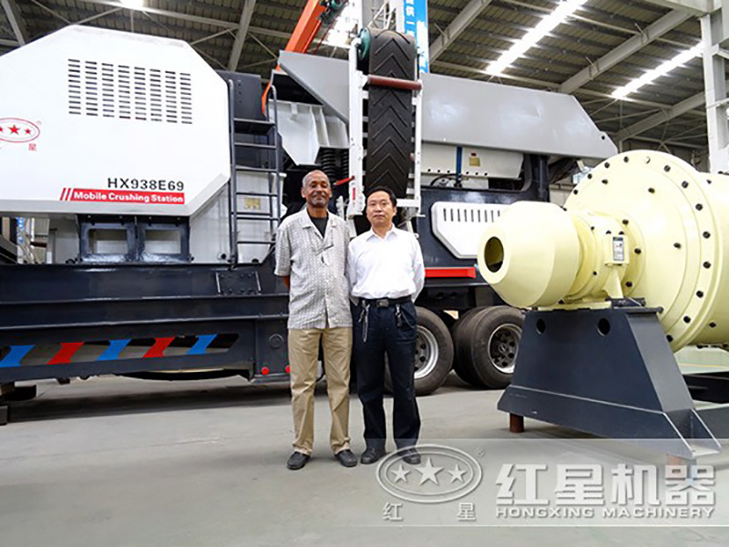 移動錘式制砂機客戶留影 移動錘式制砂機客戶留影