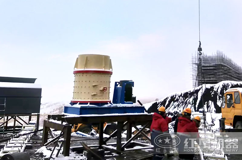 復(fù)合式破碎機(jī)安裝現(xiàn)場(chǎng) 復(fù)合式破碎機(jī)安裝現(xiàn)場(chǎng)