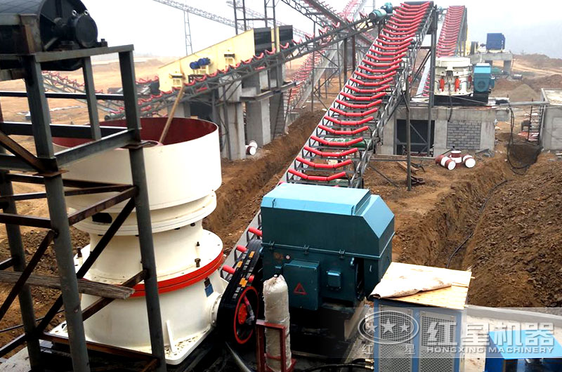 時產800噸的河卵石破碎現場 時產800噸的河卵石破碎現場