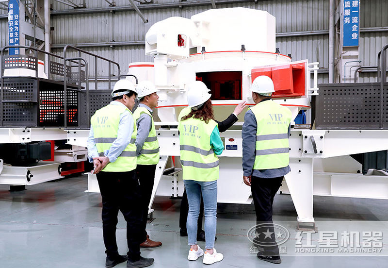 客戶來車間參觀,專業經理接待講解 客戶來車間參觀,專業經理接待講解