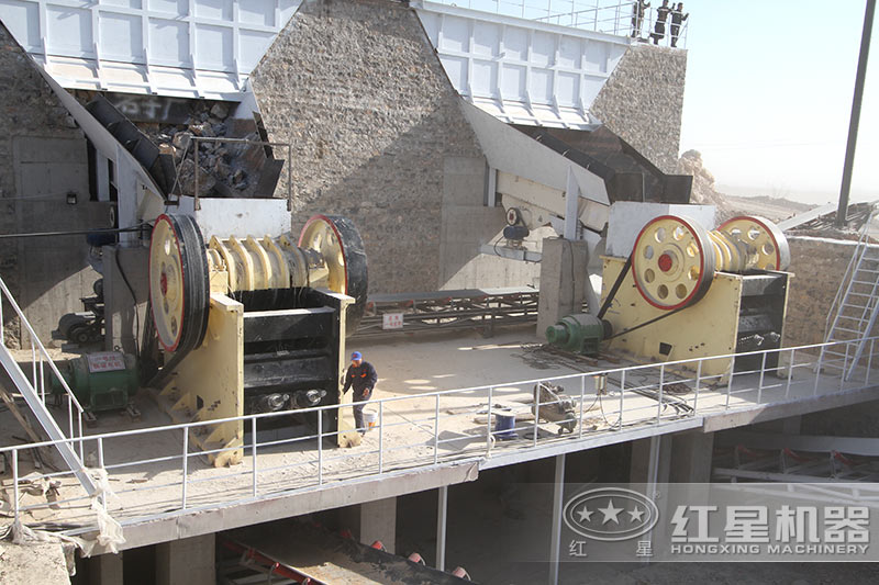 顎式破碎機(jī)維護(hù)現(xiàn)場 顎式破碎機(jī)維護(hù)現(xiàn)場