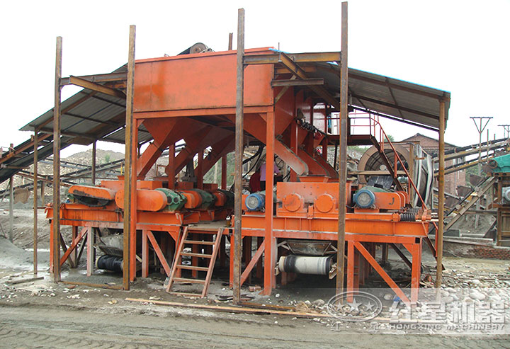 對(duì)輥破碎機(jī)現(xiàn)場(chǎng) 對(duì)輥破碎機(jī)現(xiàn)場(chǎng)