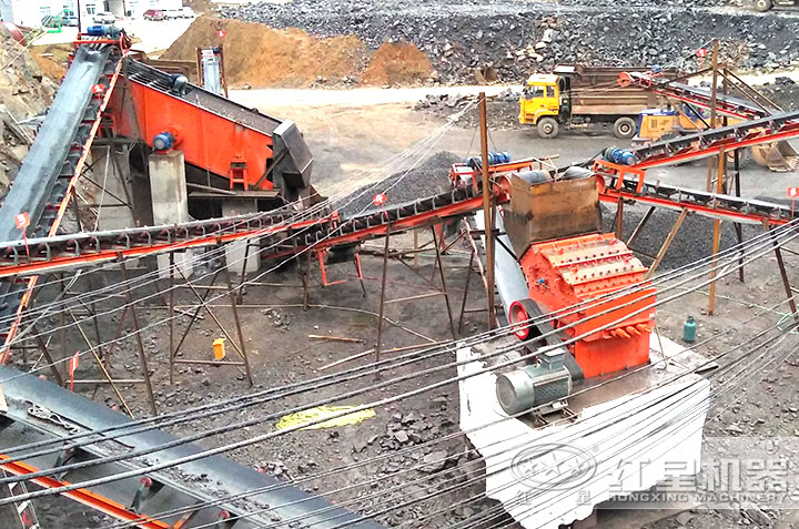 石榴石細(xì)碎機(jī)作業(yè)現(xiàn)場(chǎng) 石榴石細(xì)碎機(jī)作業(yè)現(xiàn)場(chǎng)