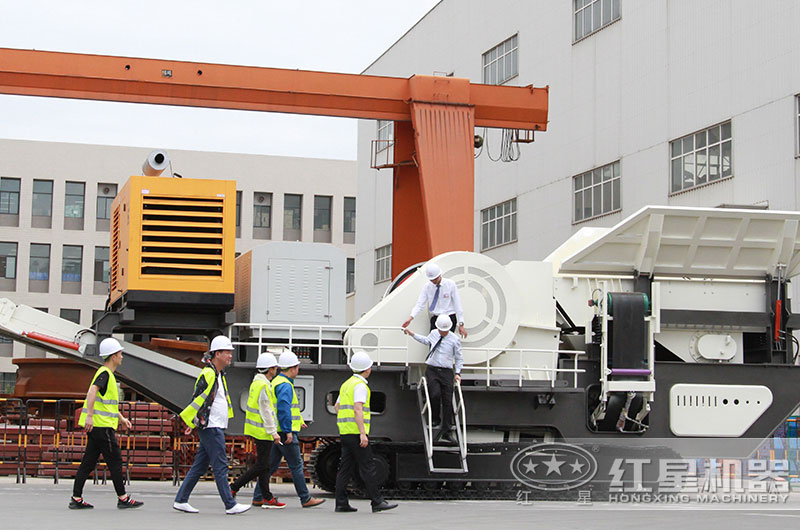 客戶來廠參觀考察流動式碎石機 客戶來廠參觀考察流動式碎石機