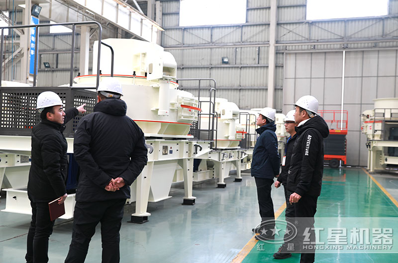 客戶(hù)到廠(chǎng)區(qū)參觀(guān)考察制砂機(jī) 客戶(hù)到廠(chǎng)區(qū)參觀(guān)考察制砂機(jī)