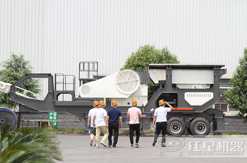 客戶來廠參觀移動破碎機 客戶來廠參觀移動破碎機