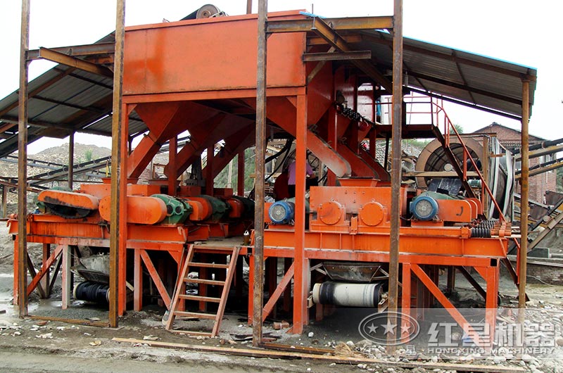 對輥制砂機作業現場圖 對輥制砂機作業現場圖