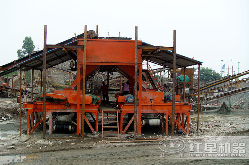 紅星對(duì)輥機(jī)制沙現(xiàn)場(chǎng) 紅星對(duì)輥機(jī)制沙現(xiàn)場(chǎng)