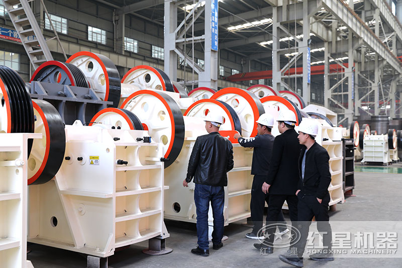 客戶到廠考察紅星小型破碎機 客戶到廠考察紅星小型破碎機