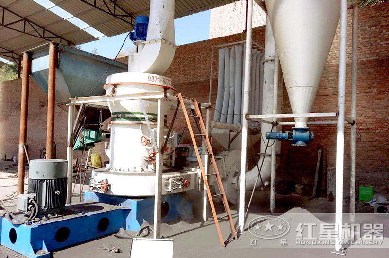 專業(yè)的雷蒙磨粉機(jī)現(xiàn)場(chǎng) 專業(yè)的雷蒙磨粉機(jī)現(xiàn)場(chǎng)